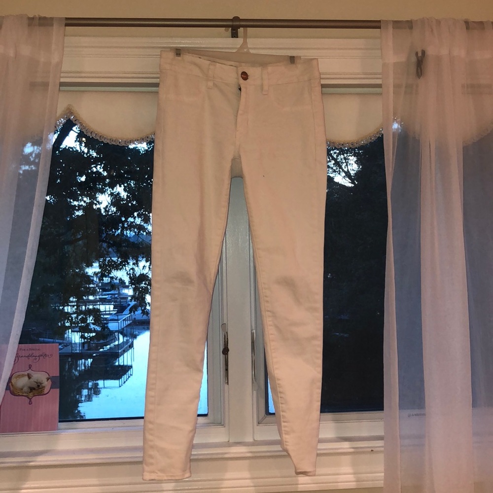 AMERICAN EAGLE WHITE STRETCHY JEANS
